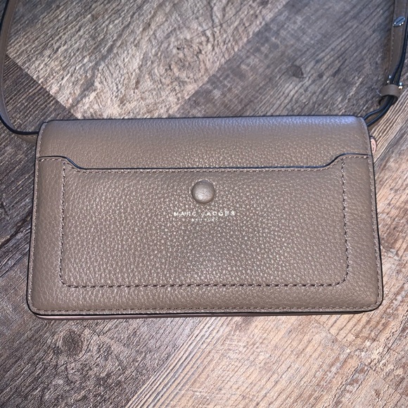 MARC JACOBS Convertible Crossbody/Wallet - Picture 1 of 7
